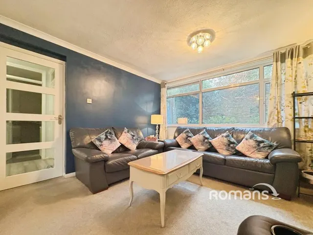 Frogmore Court, Blackwater, GU17, photo 2