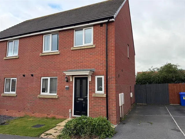 3 bedroom house, Wagoners Way, East Ayton, YO13