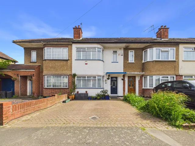 Dartmouth Road, Ruislip, HA4 0DE, photo 1