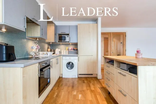 The Oaks Square, Epsom, KT19, photo 2