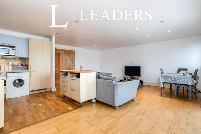 The Oaks Square, Epsom, KT19, photo 3