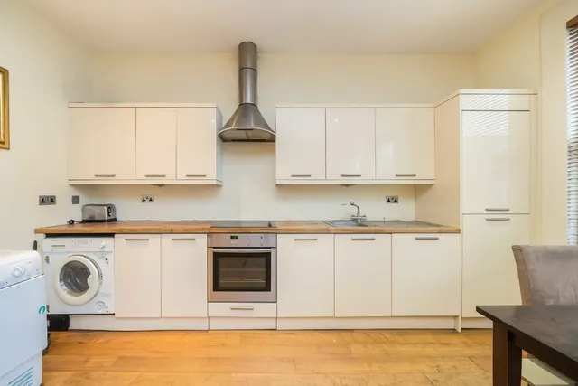 Garratt Lane, SW18, photo 2