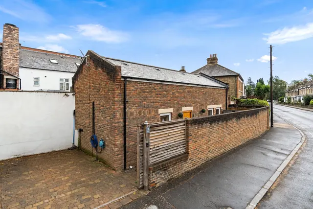 Avenue Road, Hampton, TW12 2BH, photo 1