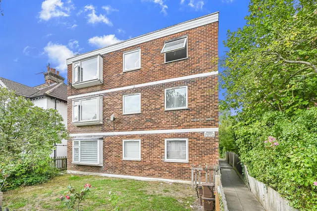 Heathcote Grove, North Chingford, E4, photo 1