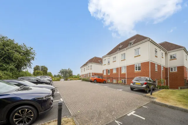 Photo 3 — Gibbs Green, Edgware, HA8