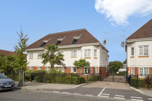 Gibbs Green, Edgware, HA8, photo 1