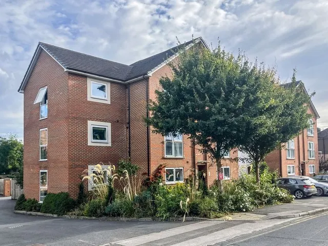 Oakridge Road, High Wycombe HP11 2FG, photo 1