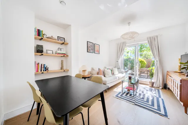 Graham Avenue, Mitcham, CR4, photo 1