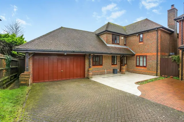5 bedroom house — Hawthorn Close, Banstead, SM7 1ND