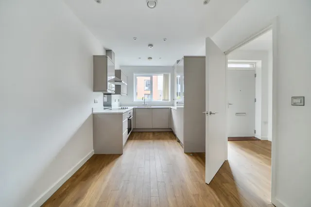 Photo 3 — 53 Reynard Way, Brentford