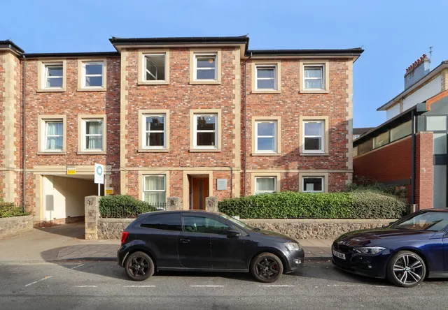 3 bedroom flat — Alma Vale Road, Bristol, BS8