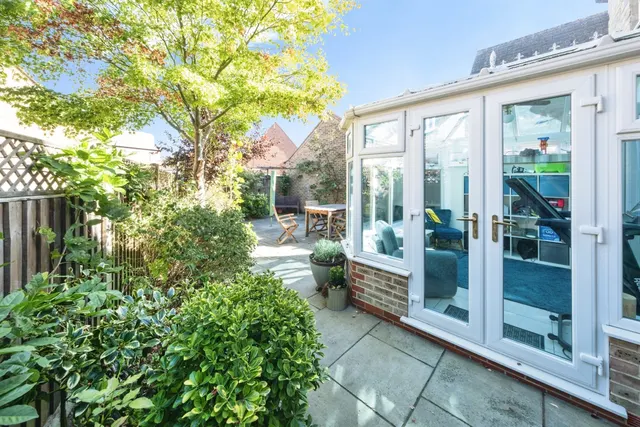 Photo 3 — Lapsley Drive, Banbury