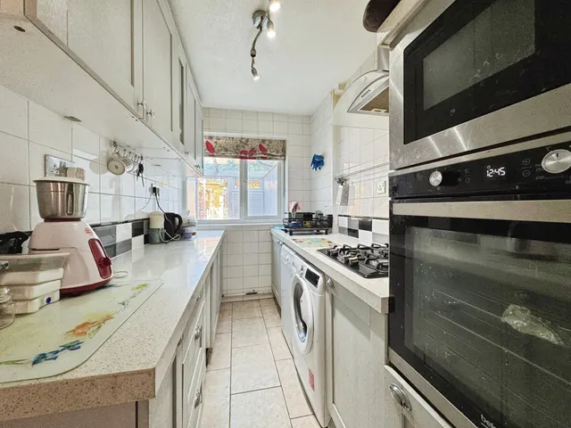 Trevor Gardens, Edgware, HA8, photo 3