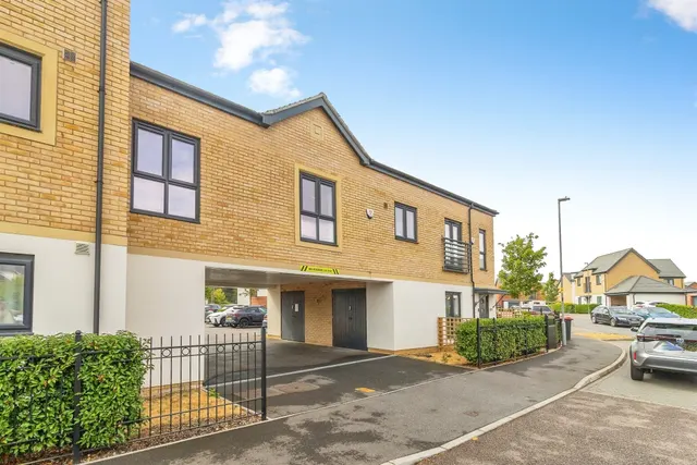 Dartmouth Drive, Broughton, Milton Keynes, photo 1