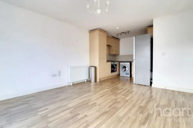Samuel Jones Crescent, St Neots, PE19, photo 3