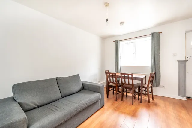 33 Hatfield Road, London, photo 1