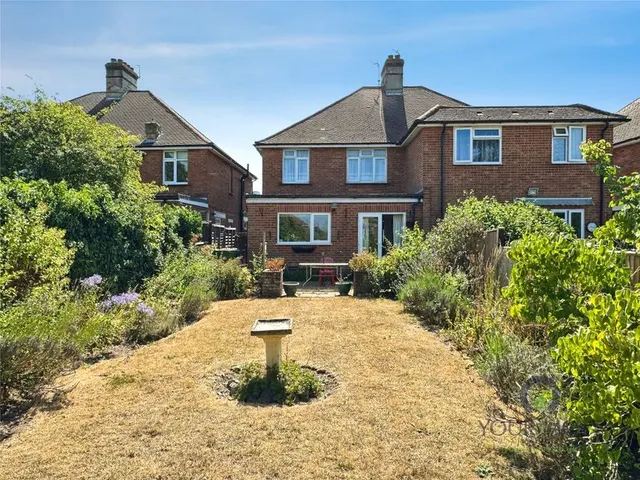 Photo 3 — Marlow Avenue, Eastbourne, East Sussex, BN22