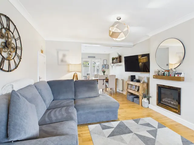 Firethorn Drive, Hyde, SK14, photo 3