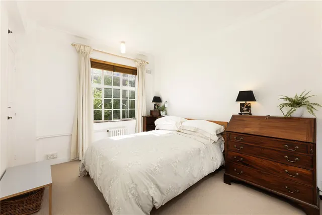 Photo 3 — Kings Road, Chelsea, London, SW3