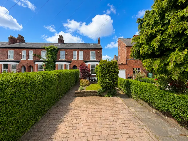 Brogden Grove, Sale, M33, photo 1
