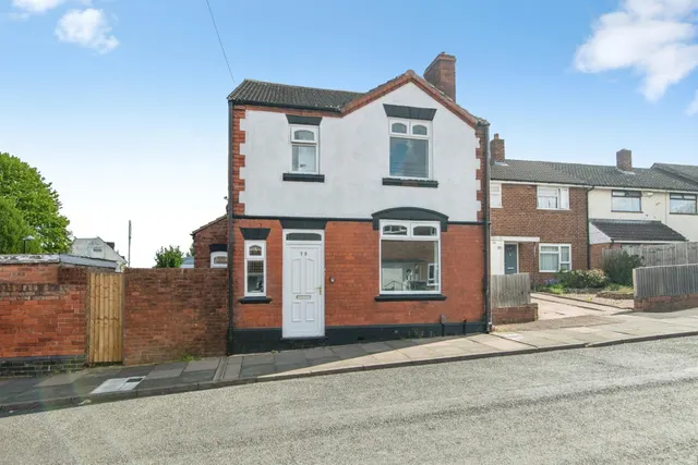 3 bedroom house — Cophall Street, Tipton
