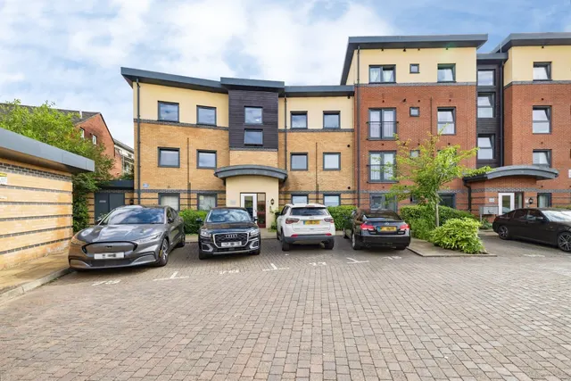 Raven Close, Watford, photo 1