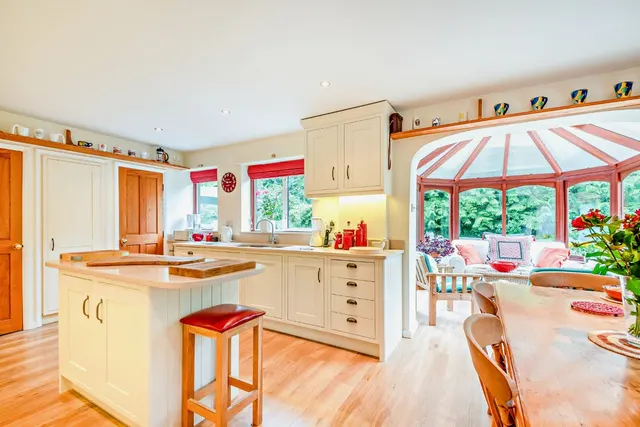 Photo 2 — Fernbrae Close, Rowledge, Farnham, Surrey, GU10 4ED