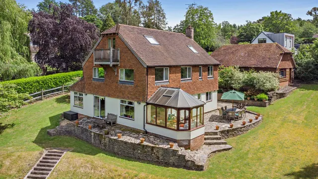 7 bedroom house — Fernbrae Close, Rowledge, Farnham, Surrey, GU10 4ED