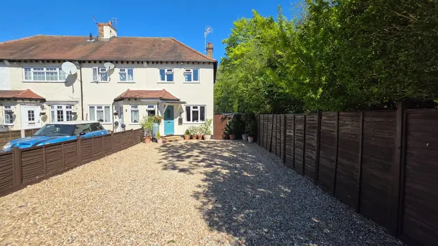 Chestnut Road, Horley, RH6, photo 1