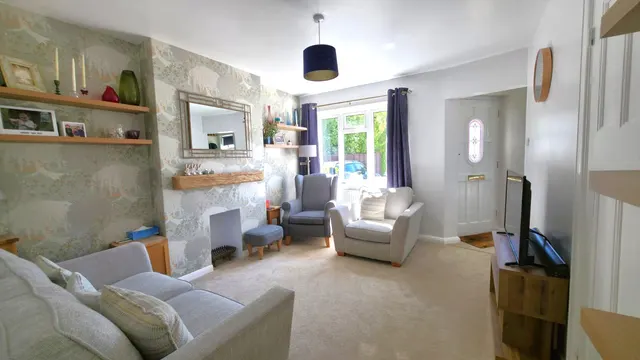 Chestnut Road, Horley, RH6, photo 2