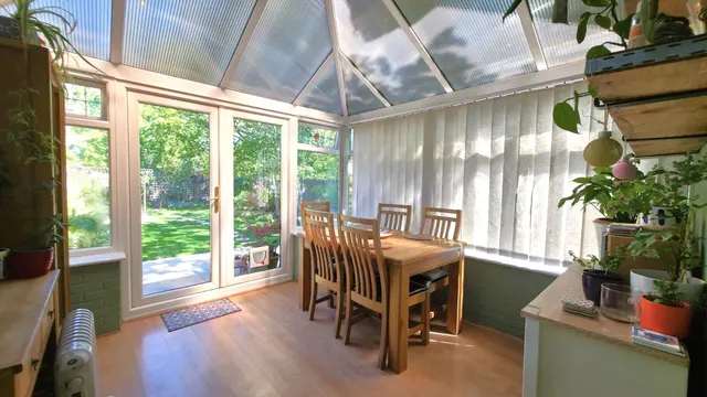 Chestnut Road, Horley, RH6, photo 3