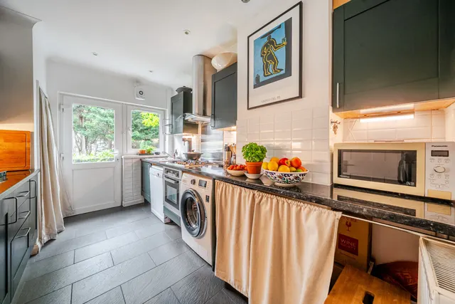 Photo 2 — Thames Road, Chiswick, London, W4