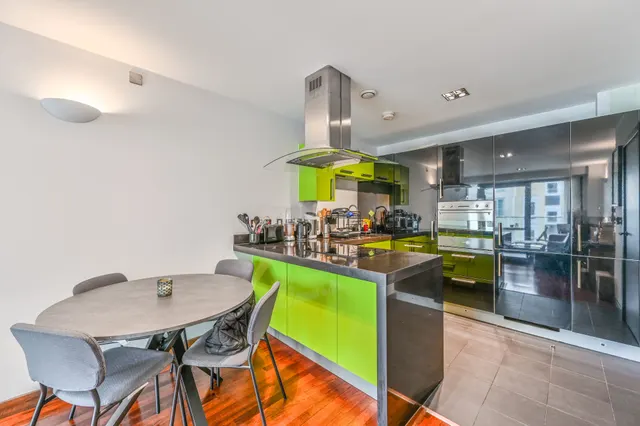 Photo 3 — 51 Vicentia Court, Bridges Court Road, London