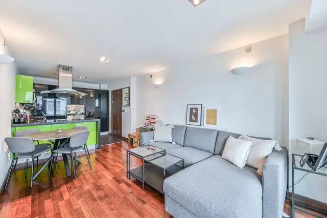Photo 2 — 51 Vicentia Court, Bridges Court Road, London