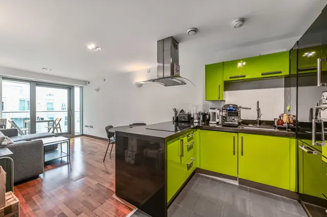 51 Vicentia Court, Bridges Court Road, London, photo 1