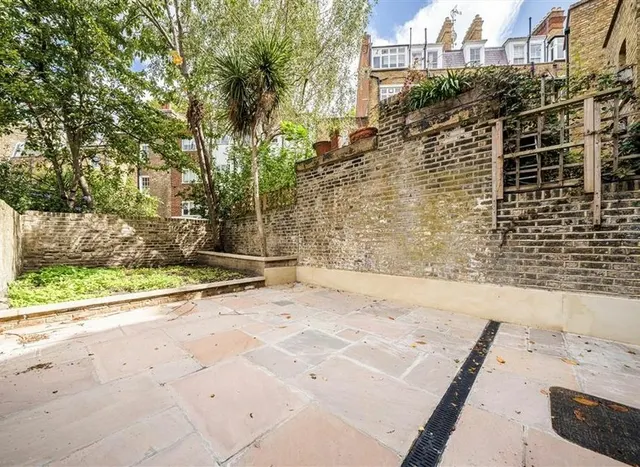 Photo 3 — Walnut Tree Walk, Kennington, SE11