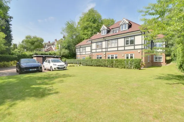 Woodcote Valley Road, Purley, CR8, photo 2