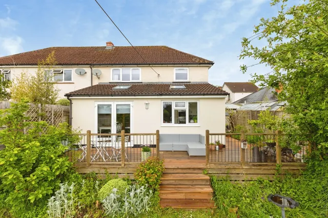 3 bedroom house — Kennion Road, Wells