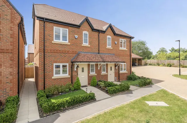 Ferris Green, Warfield, Bracknell, Berkshire, RG42 6FE, photo 1