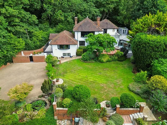 5 bedroom house — Knowl Hill Common, Knowl Hill, Reading, Berkshire, RG10 9YD