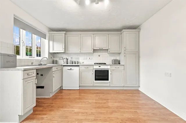 with 2 bedrooms in Church Langley, Harlow, CM17, photo 3