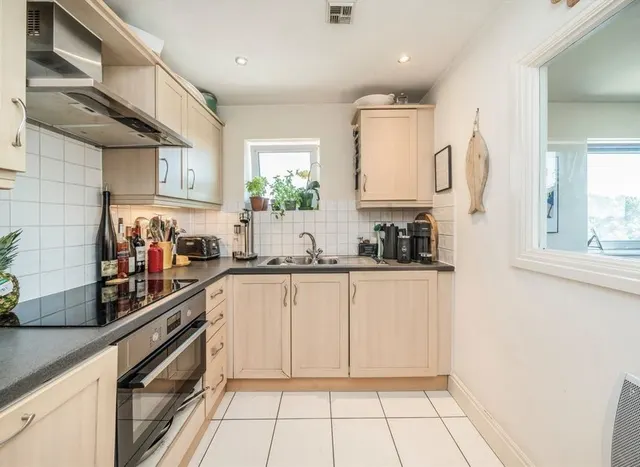 Photo 3 — Holland Gardens, Brentford, TW8