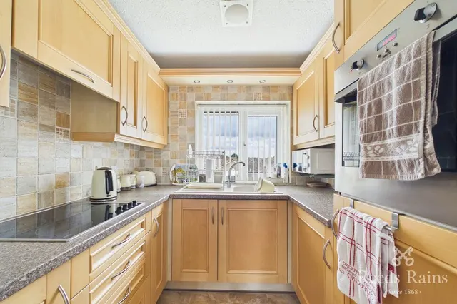 St. Albans Court, Wickersley, S66, photo 2