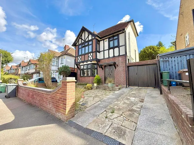 Elmwood Crescent, Luton LU2 7HY, photo 1