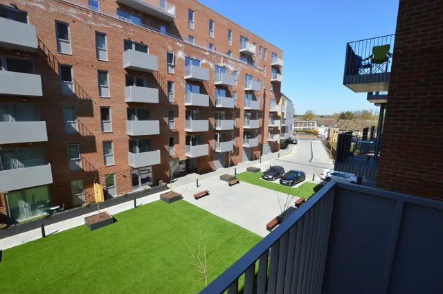 Petersfield Avenue, Slough, SL2, photo 2