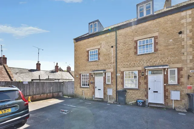 West Street, Crewkerne, photo 1