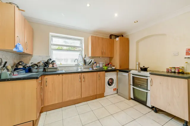 Stuart Crescent, Winchester, SO22, photo 2