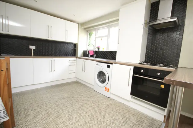 Lansbury Avenue, Chadwell Heath, RM6, photo 3