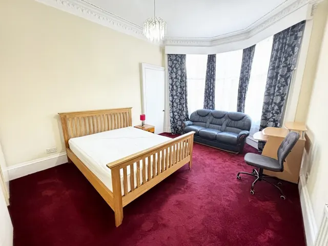 Queen Margaret Drive, G20, photo 2