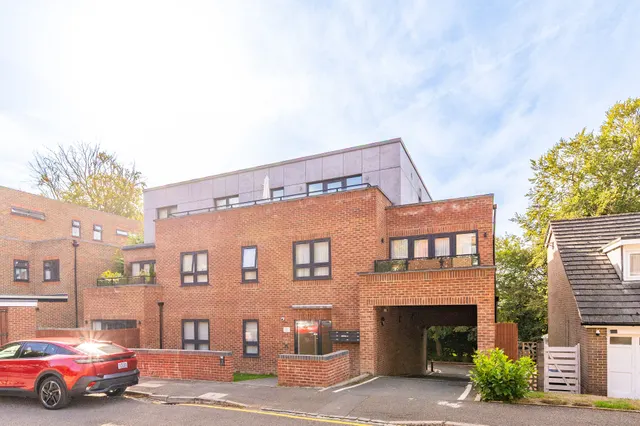Purley, CR8, photo 1